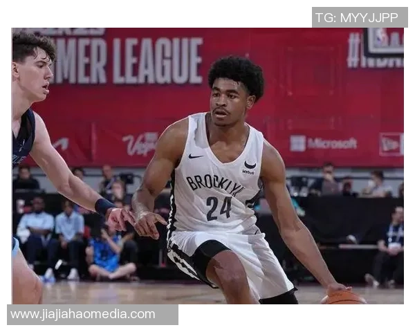 荷兰足球传奇球星的崛起与成就：从青年才俊到世界舞台的辉煌历程