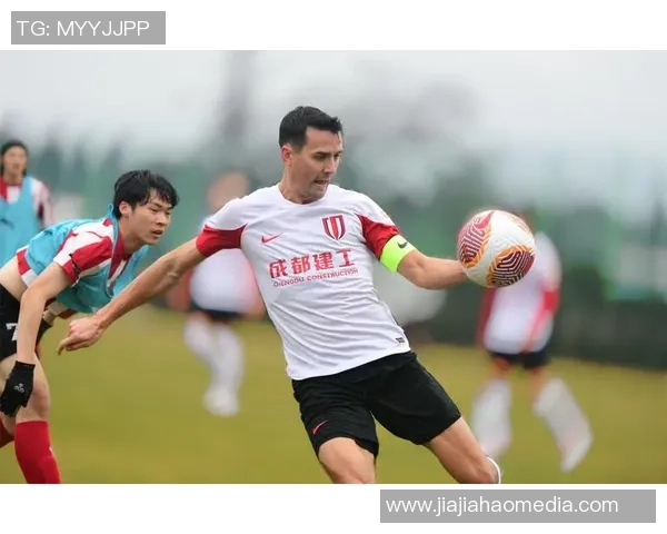 足球球星精准打靶训练展现射门技巧与竞技状态提升魅力 足球球星精准打靶训练展现射门技巧与竞技状态提升魅力