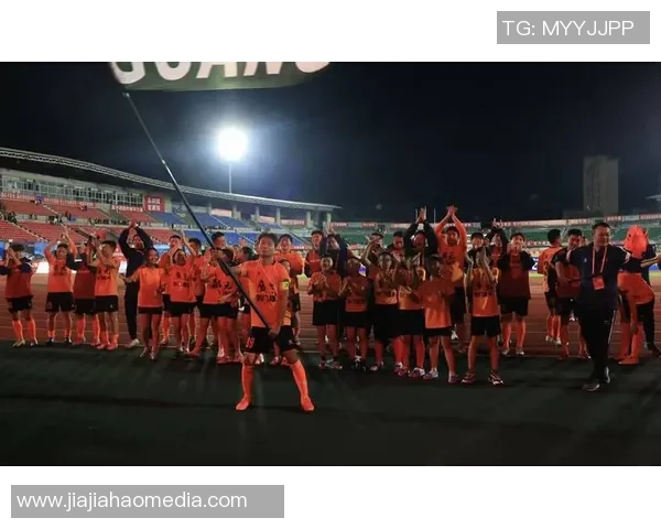 世界级足球巨星闪耀登场引爆全场粉丝热情共庆盛典时刻 世界级足球巨星闪耀登场引爆全场粉丝热情共庆盛典时刻