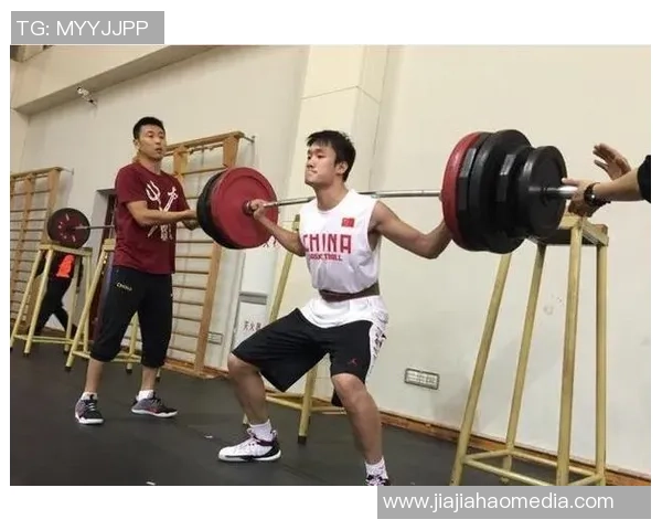 足球球星深蹲训练卡通画展现力量与技巧的完美结合 足球球星深蹲训练卡通画展现力量与技巧的完美结合